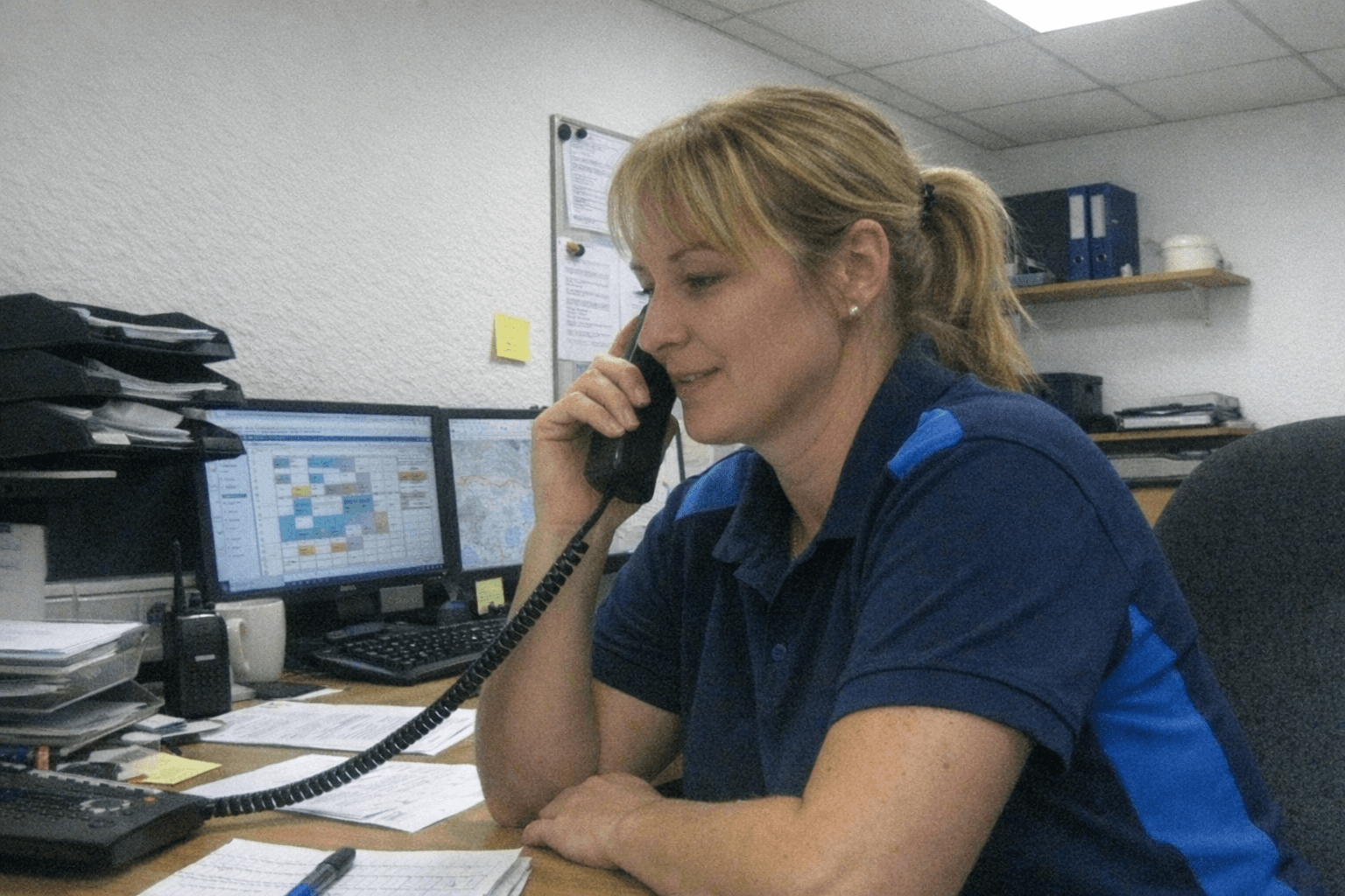 Fachberater am Telefon bespricht Vorgehensweise mit dem Kunden